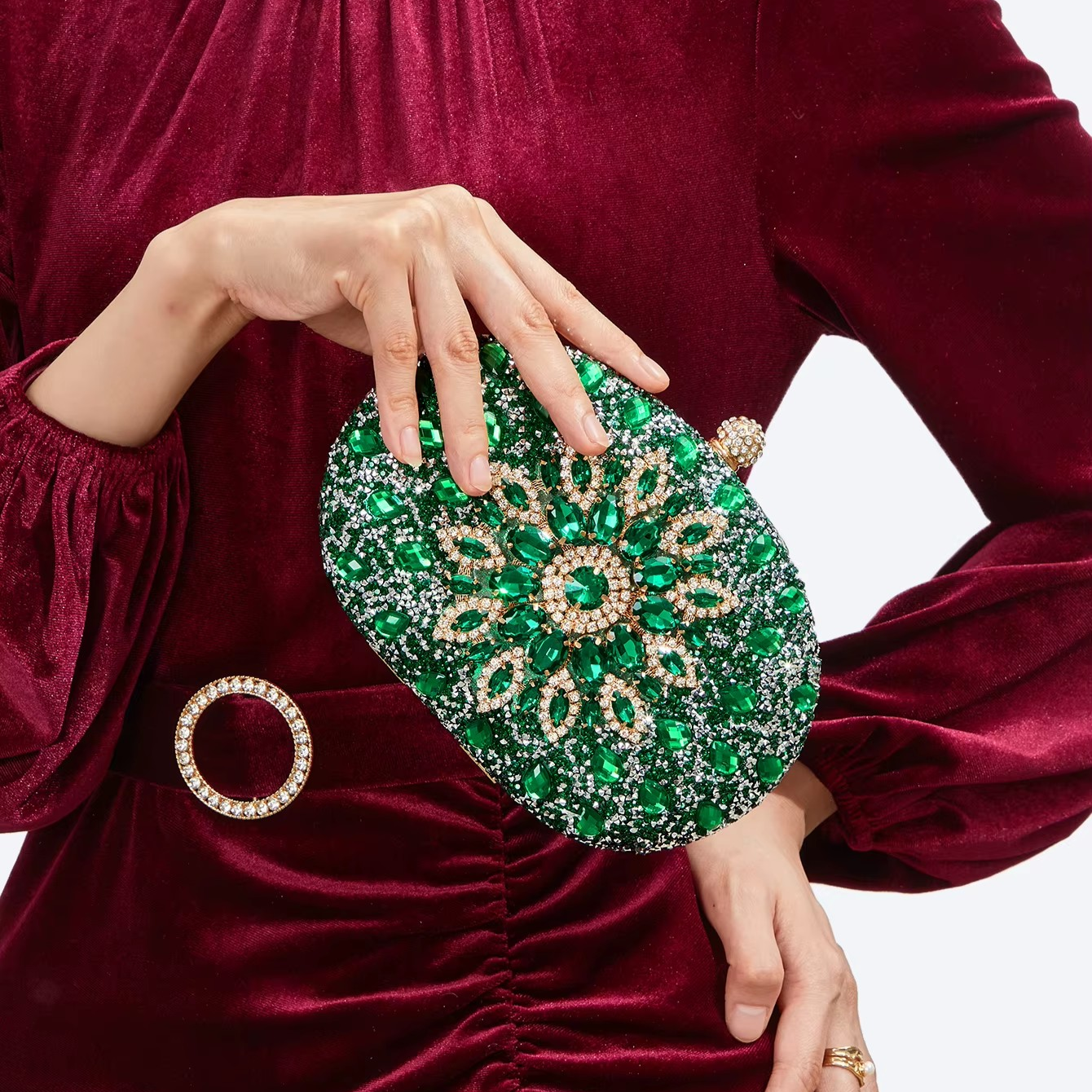 Elegancka błyszcząca torebka wieczorowa