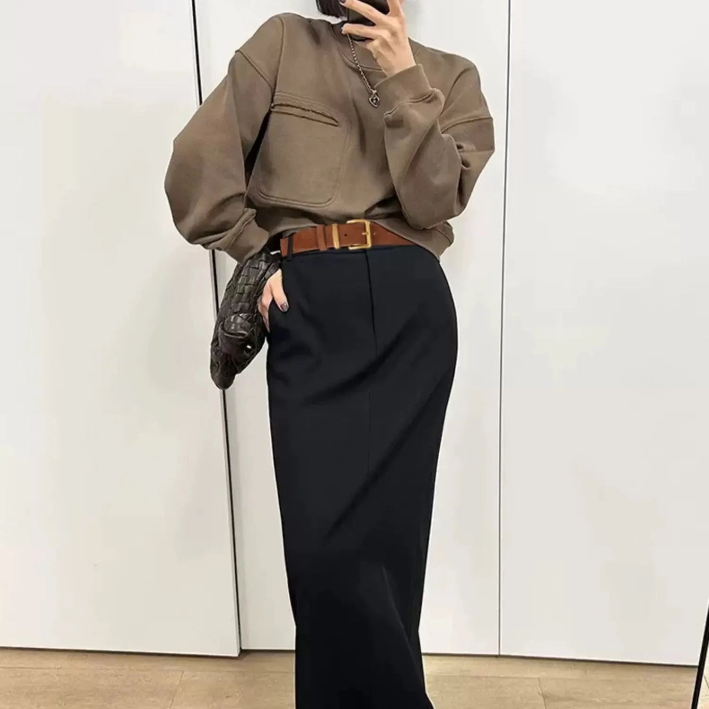 Zamszowy pasek ze złotą klamerką