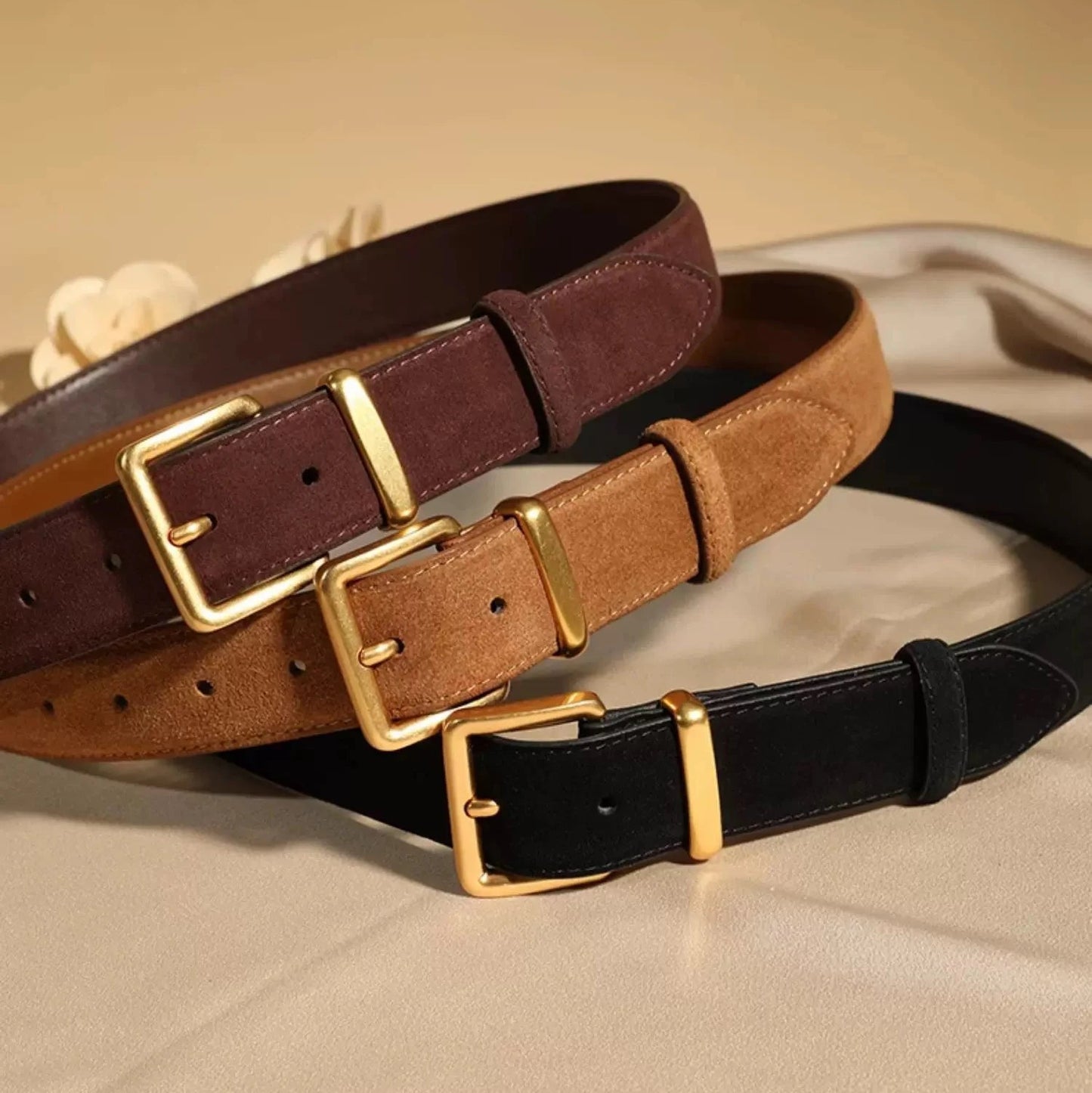 Zamszowy pasek ze złotą klamerką