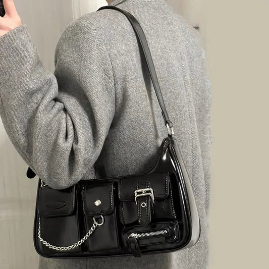 Czarna lakierowana torebka na ramię