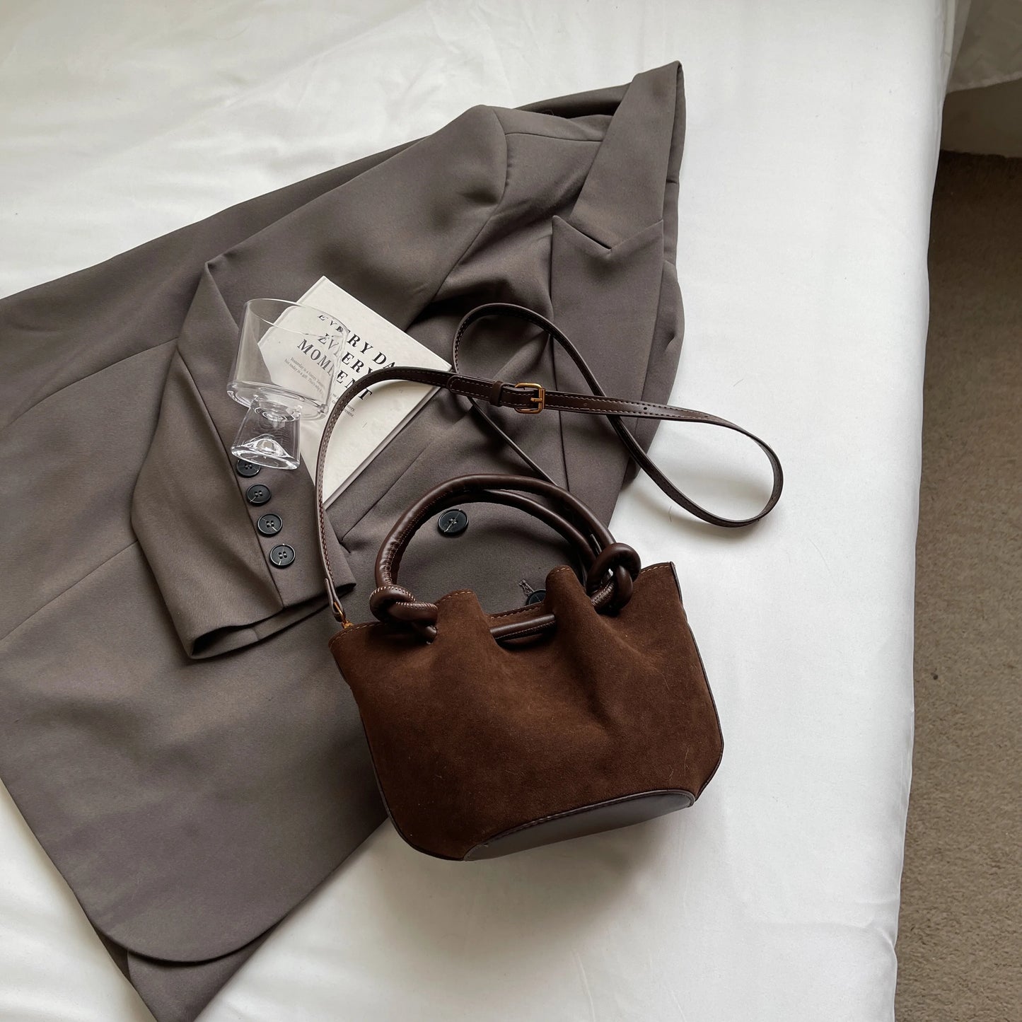 Torebka zamszowa marszczona z rączkami i paskiem