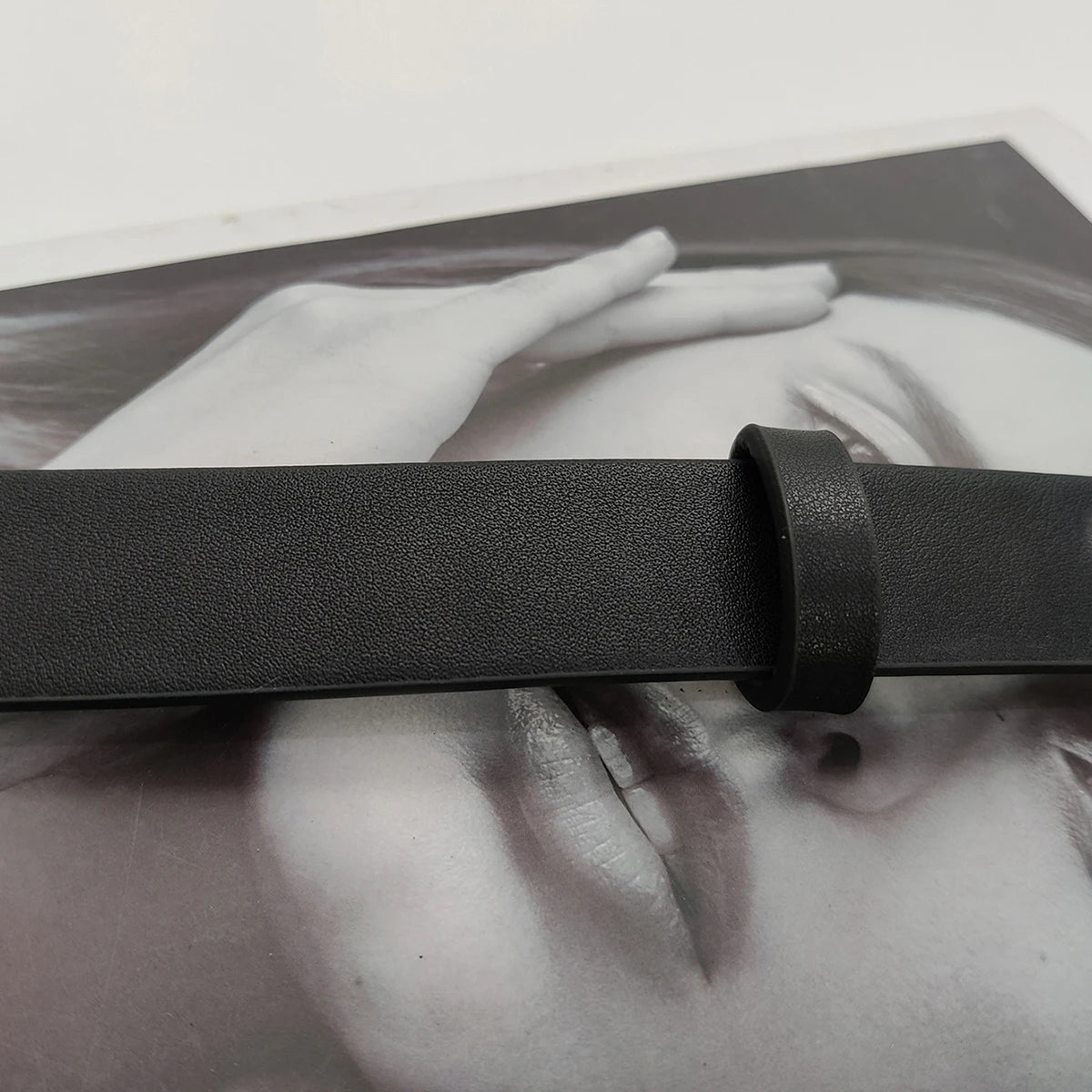 Pasek z dużą ozdobną klamrą gwiazdą w stylu Y2K