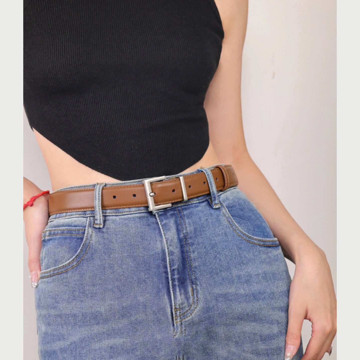 Elegancki skórzany pasek ze srebrną kwadratową klamrą