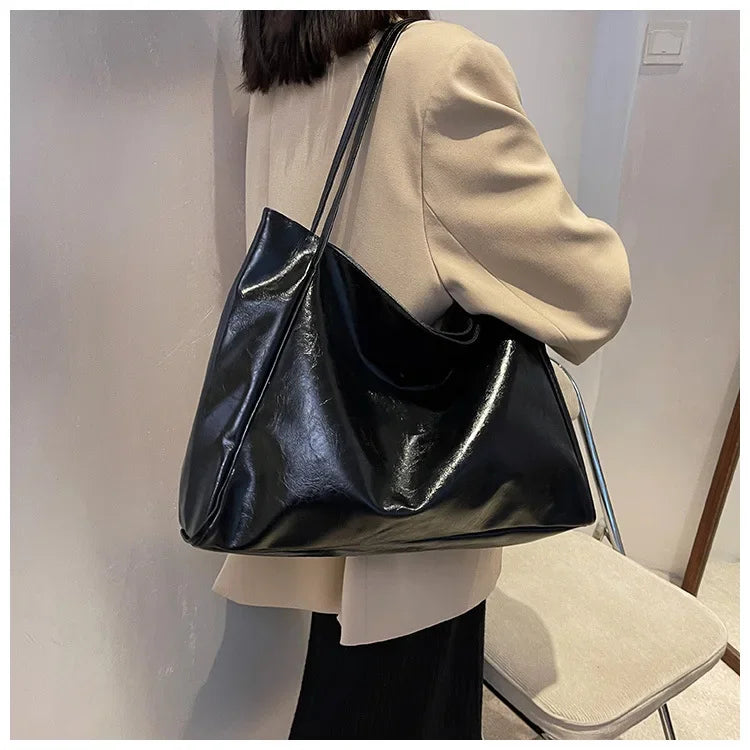 Lakierowana torba shopper