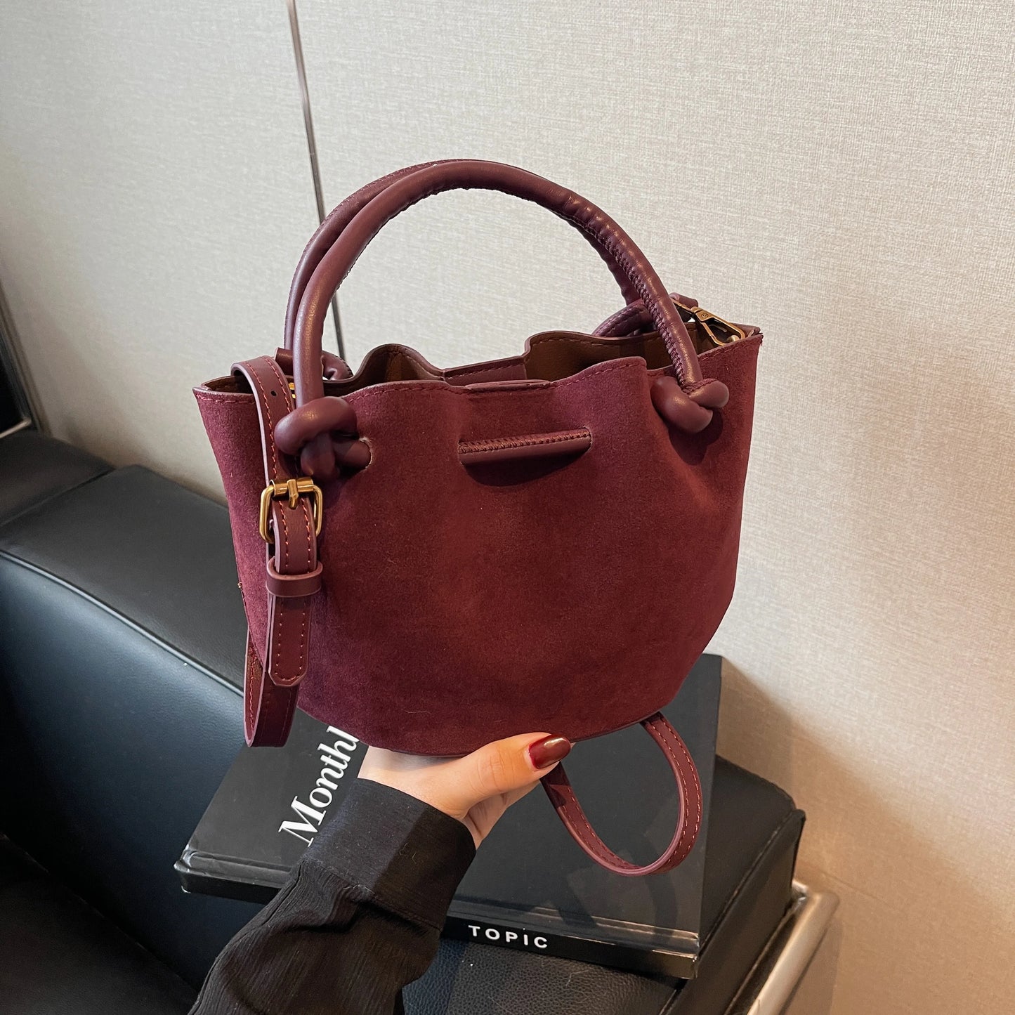 Torebka zamszowa marszczona z rączkami i paskiem