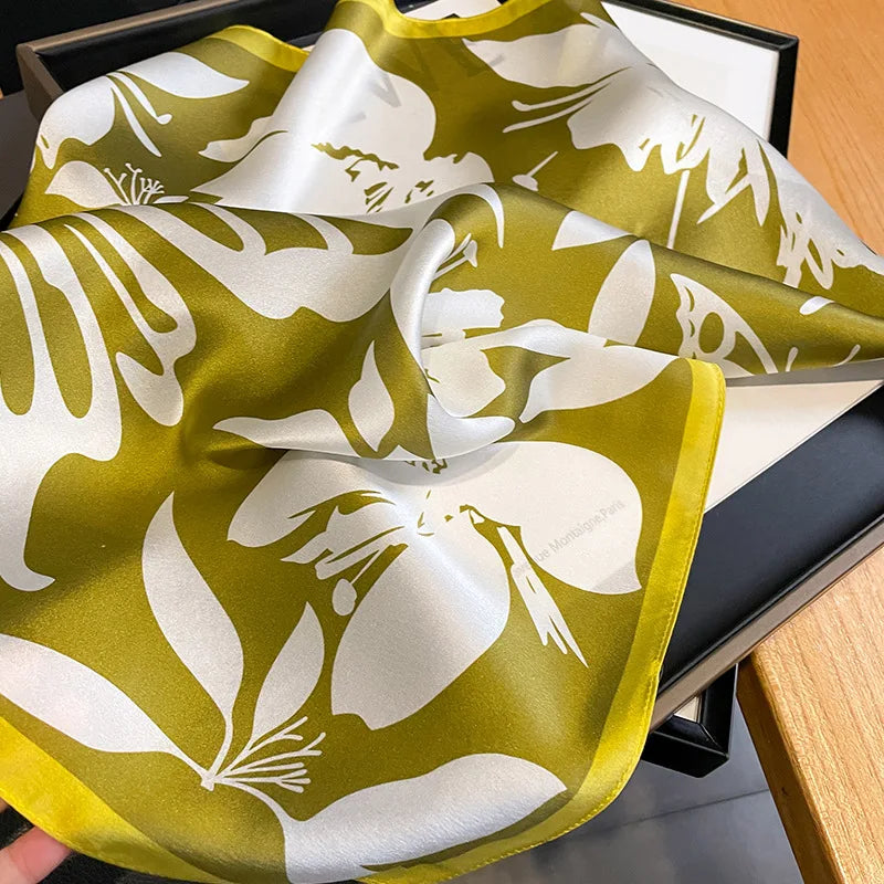 Jedwabna zielona chusta w motyle i kwiaty