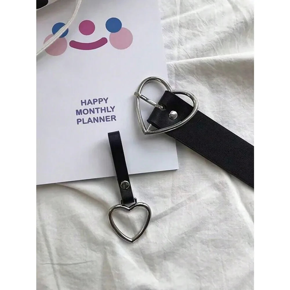 Czarny pasek z ozdobną klamrą serduszkiem