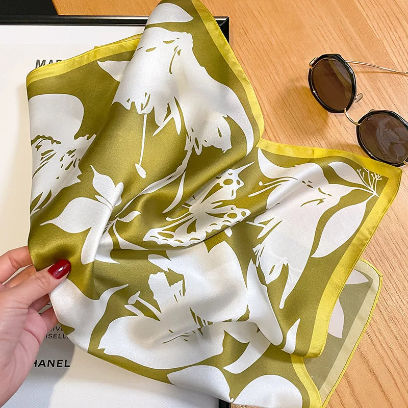 Jedwabna zielona chusta w motyle i kwiaty