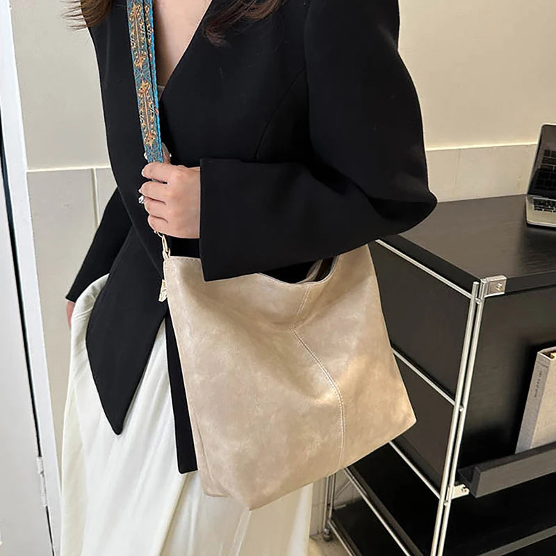 Torba na ramię ze zdobionym paskiem