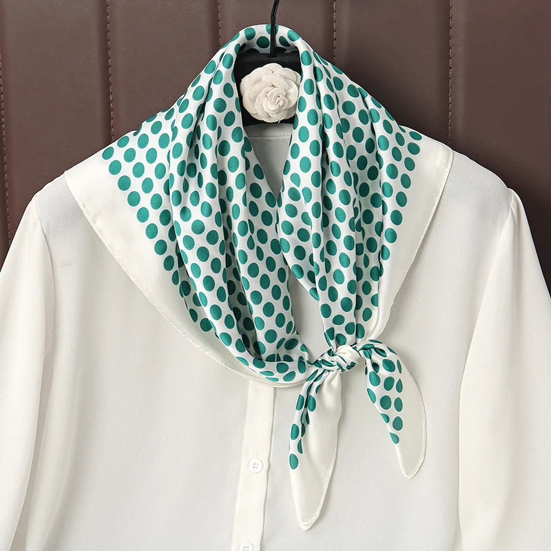 Satynowa chusta w kropki