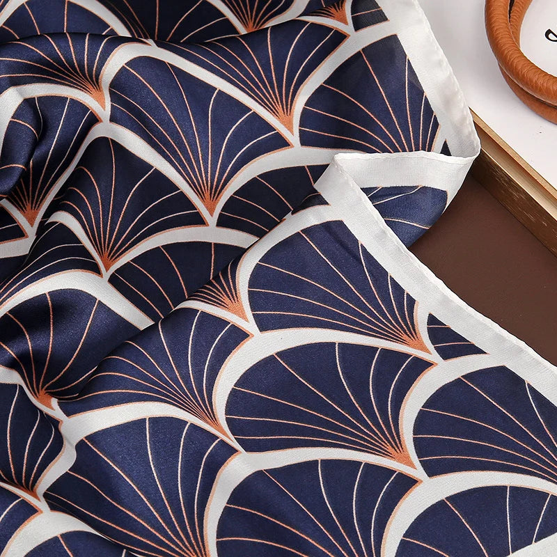 Wzorzysta satynowa chusta