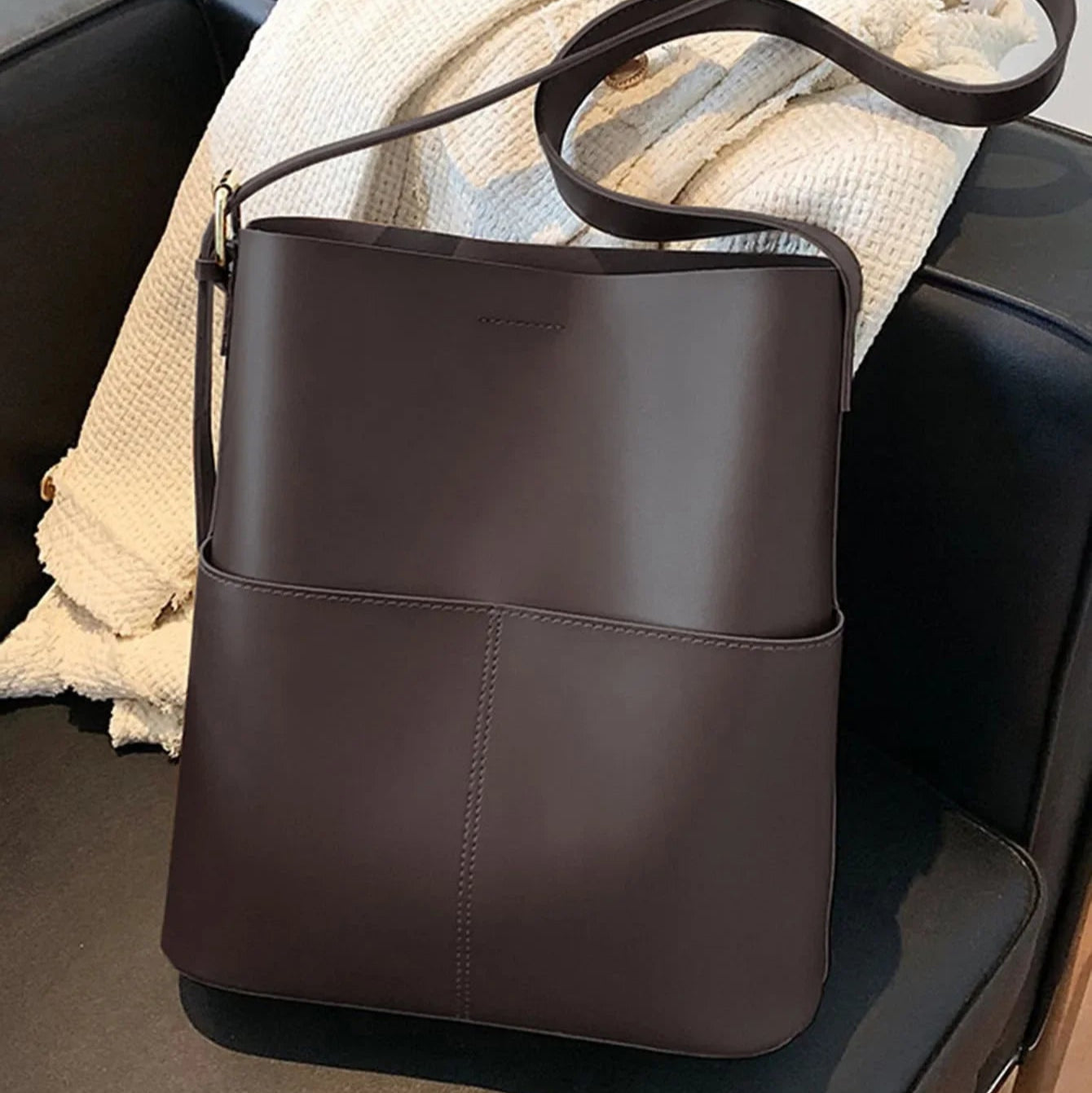 Torebka na ramię z zewnętrznymi kieszonkami