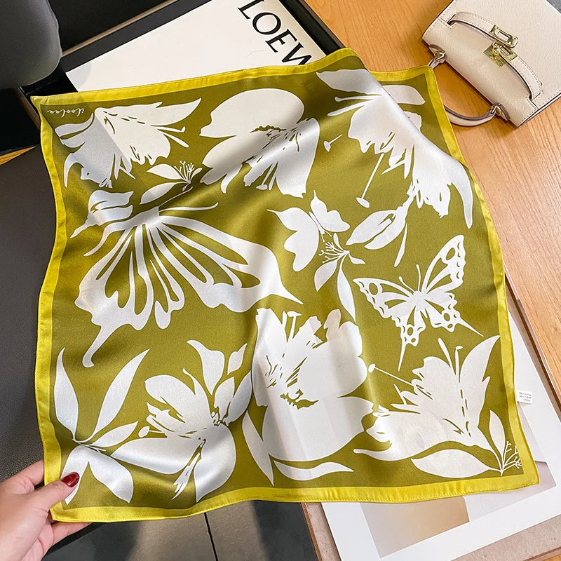 Jedwabna zielona chusta w motyle i kwiaty