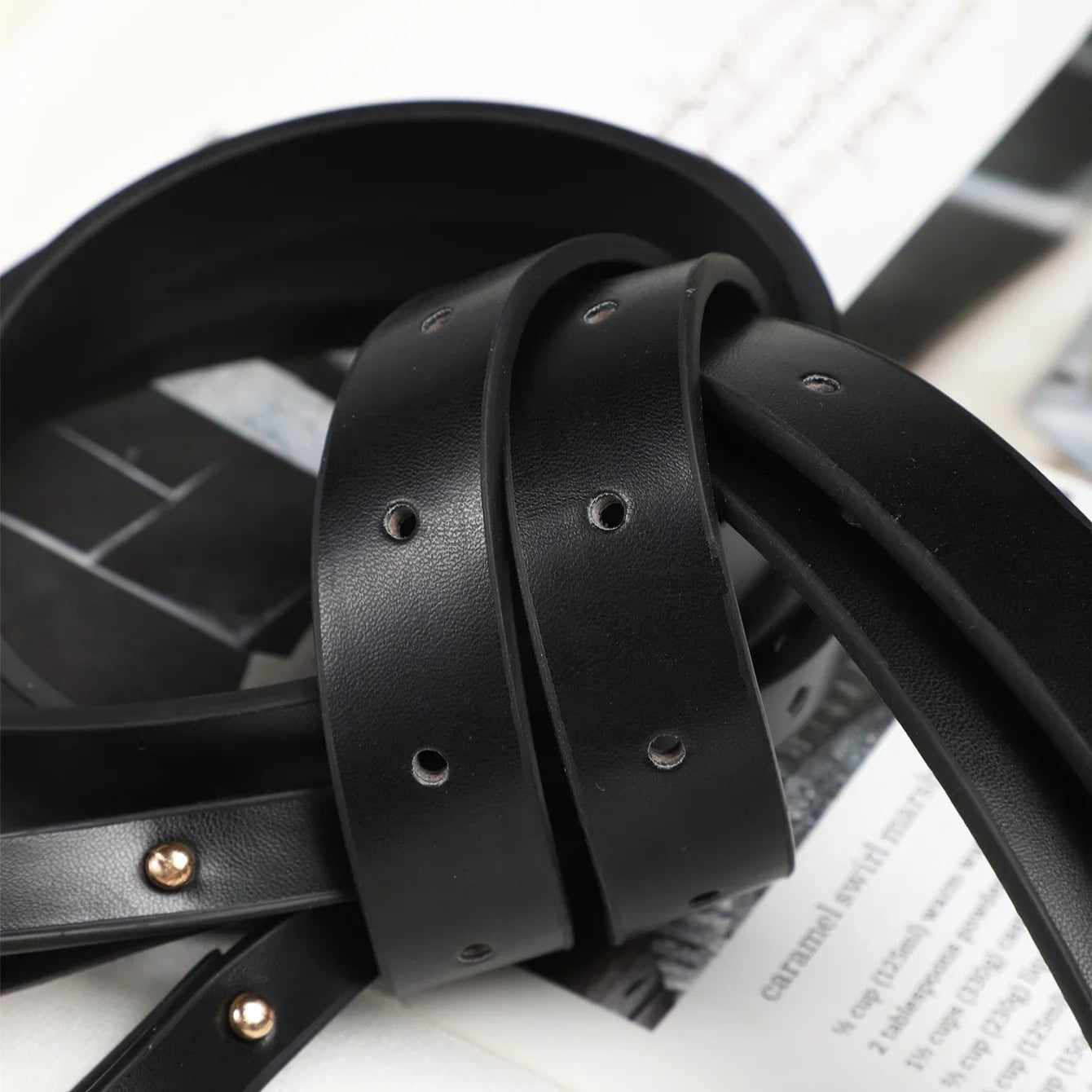 Ozdobny pasek z klamrą w kształcie podkowy