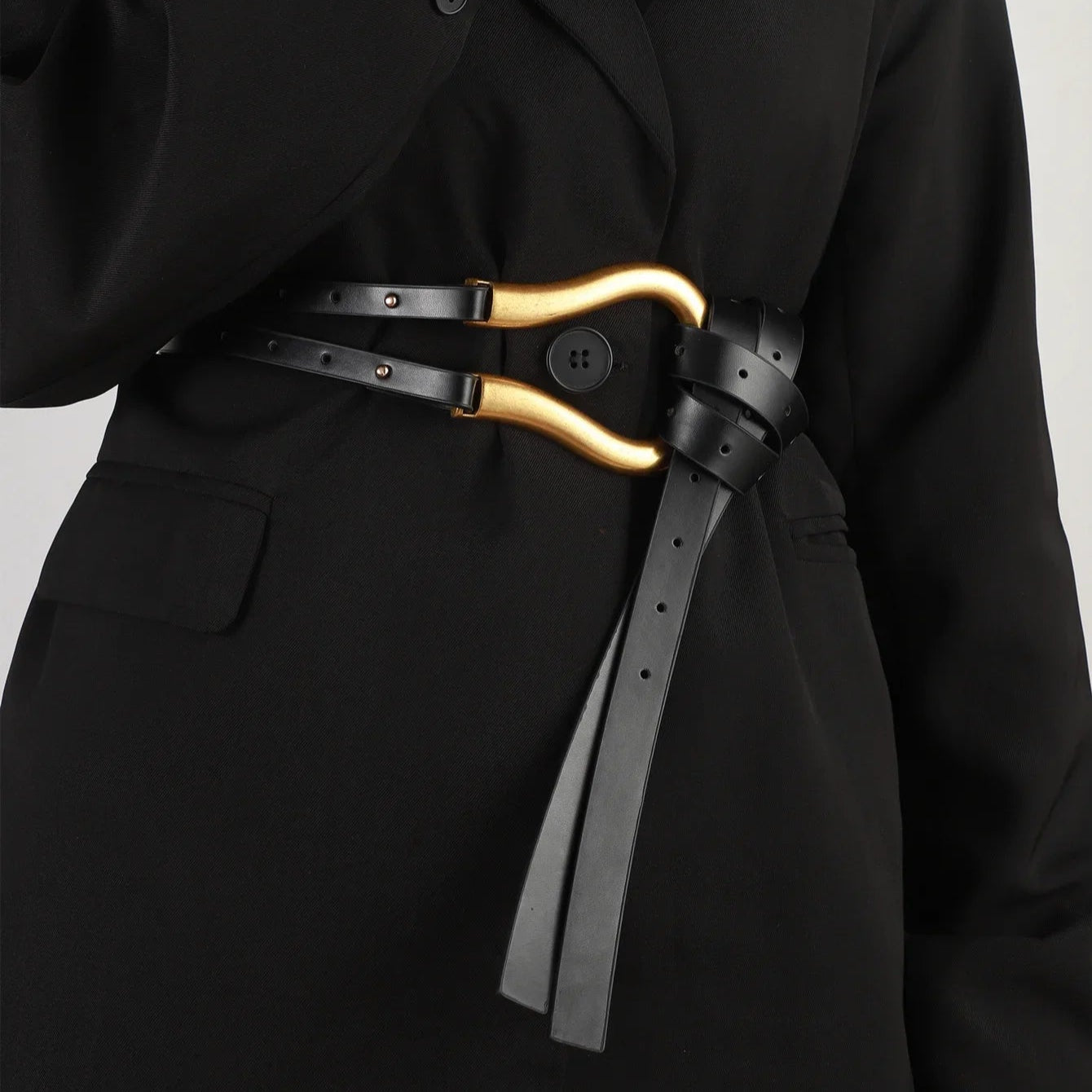 Ozdobny pasek z klamrą w kształcie podkowy