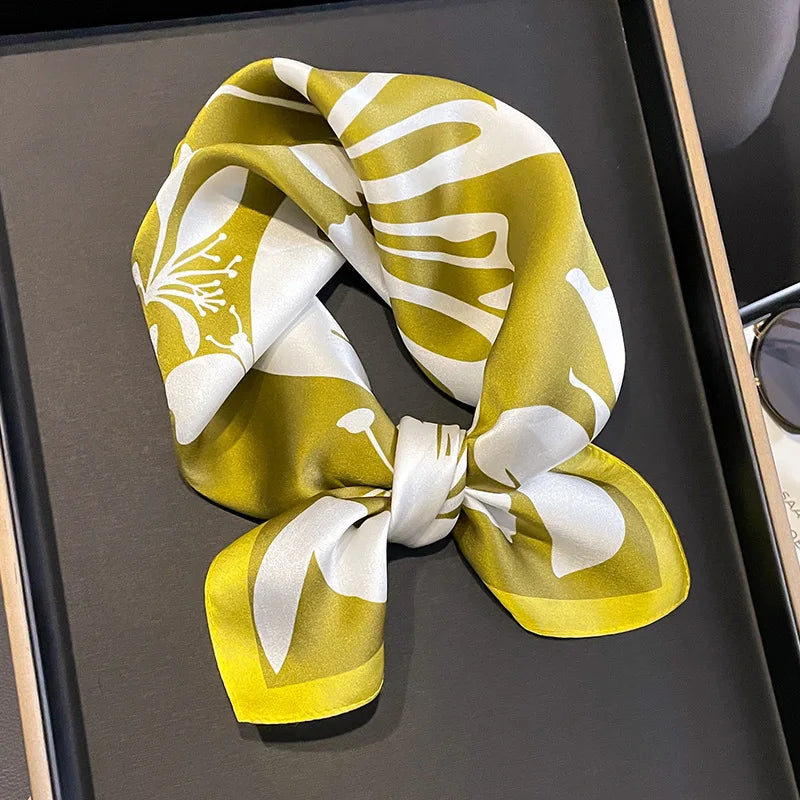 Jedwabna zielona chusta w motyle i kwiaty