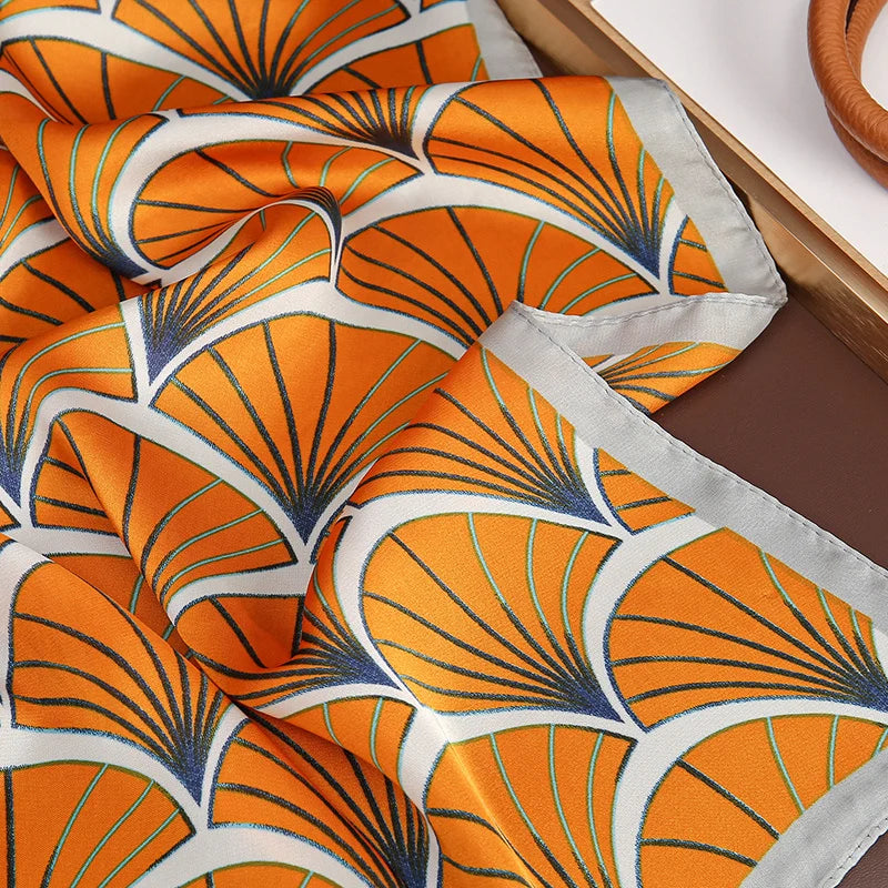 Wzorzysta satynowa chusta