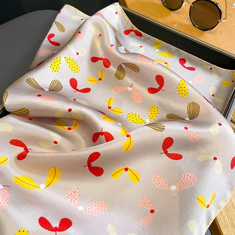 Jedwabna chusta w kolorowe listki