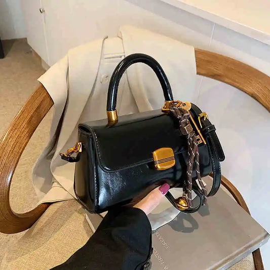 Mała lakierowana torebka w stylu typu Crossbody