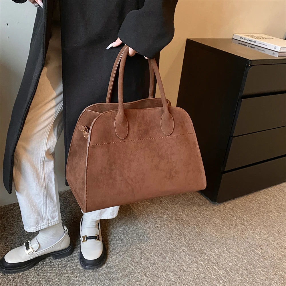 Duża zamszowa torebka shopper na pasku z rączkami