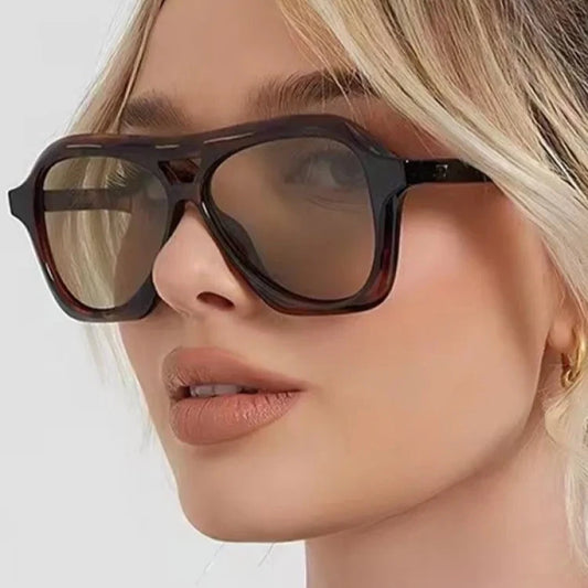 Retro okulary przeciwsłoneczne z kolorowymi szkłami