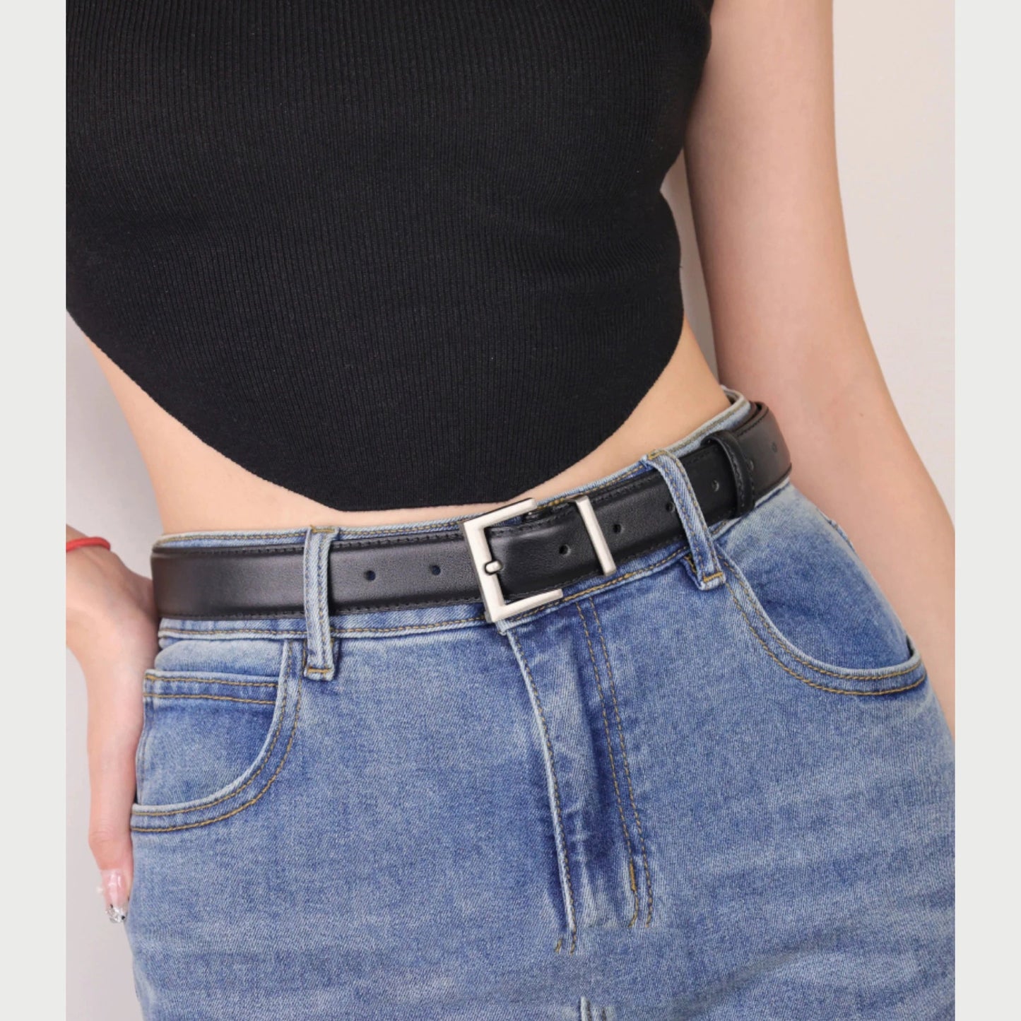 Elegancki skórzany pasek ze srebrną kwadratową klamrą