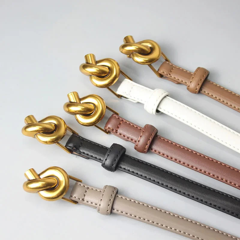 Cienki pasek z ozdobną skręconą klamerką