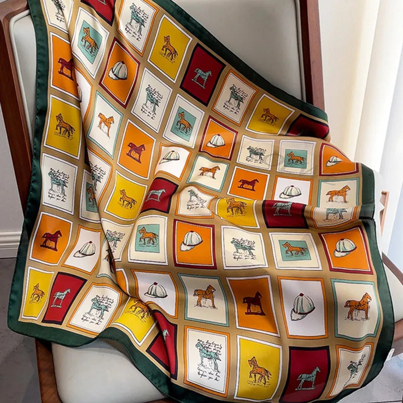 Satynowa chusta w geometryczny motyw koni