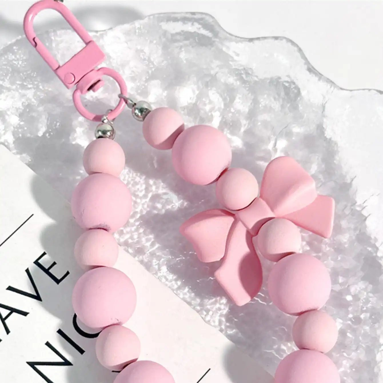 Zawieszka różowe koraliki z kokardką