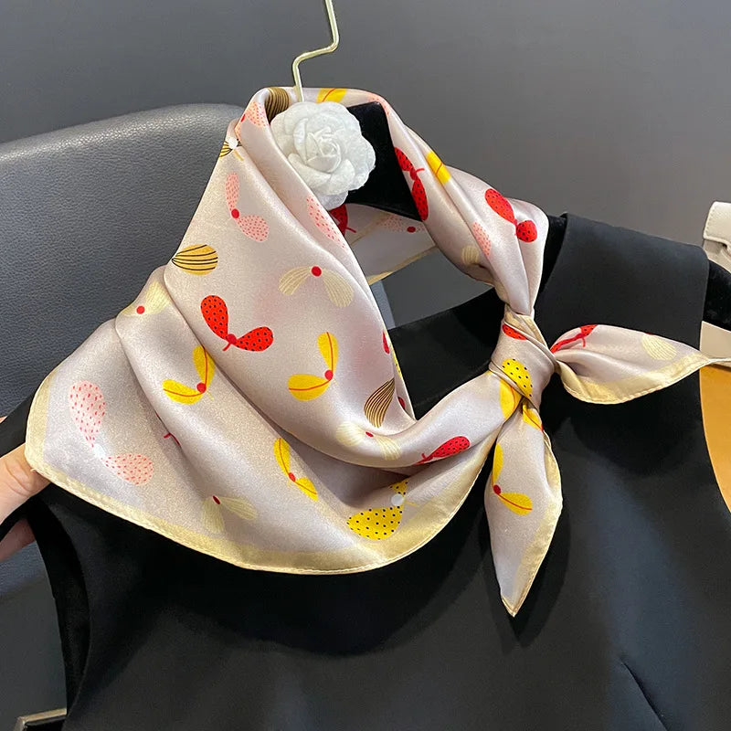 Jedwabna chusta w kolorowe listki