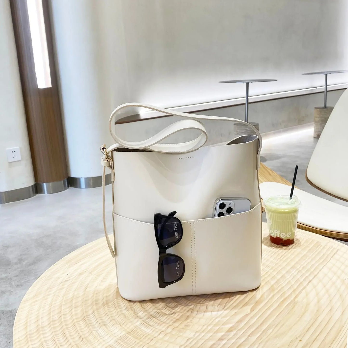 Torebka na ramię z zewnętrznymi kieszonkami