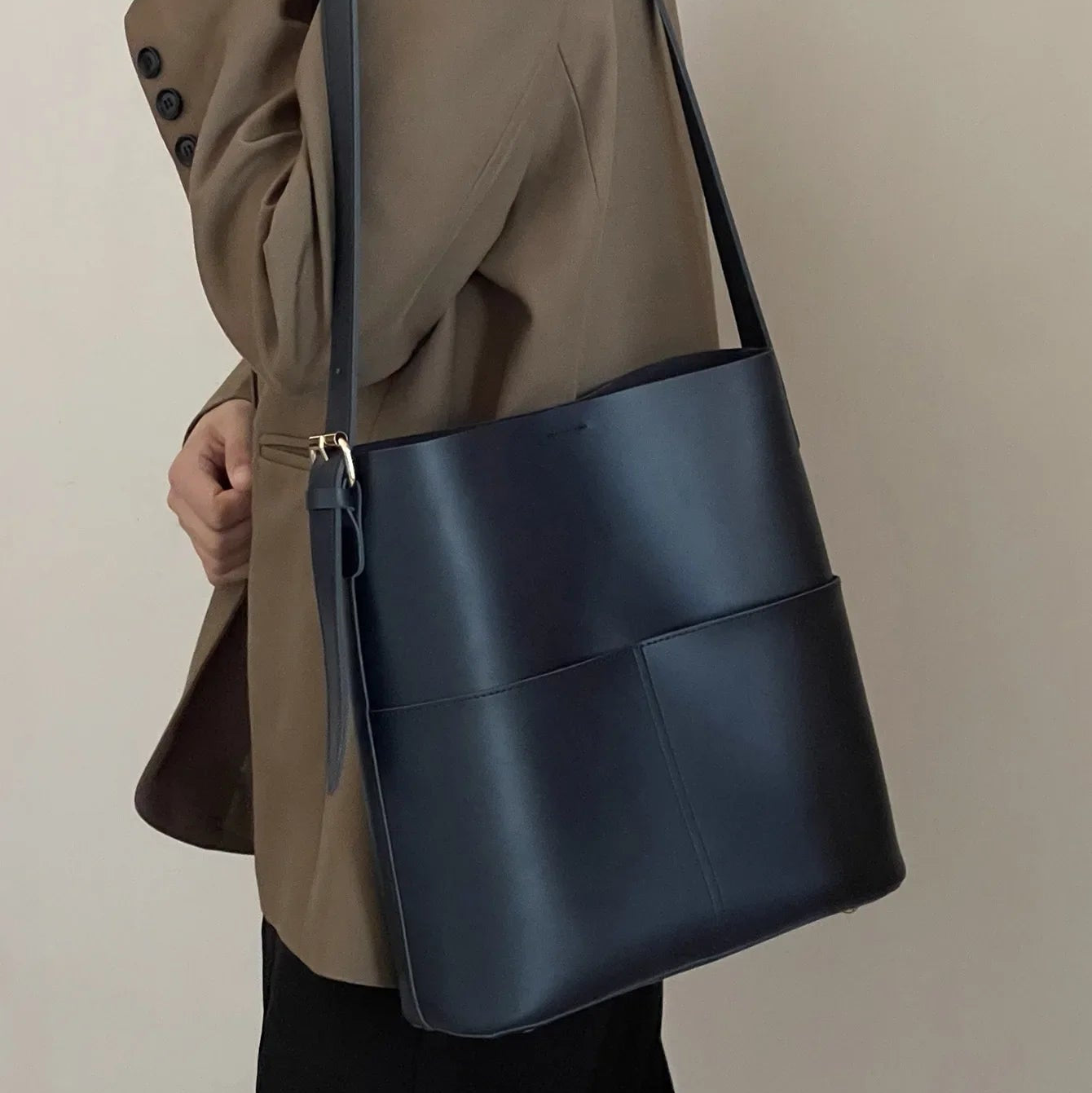 Torebka na ramię z zewnętrznymi kieszonkami