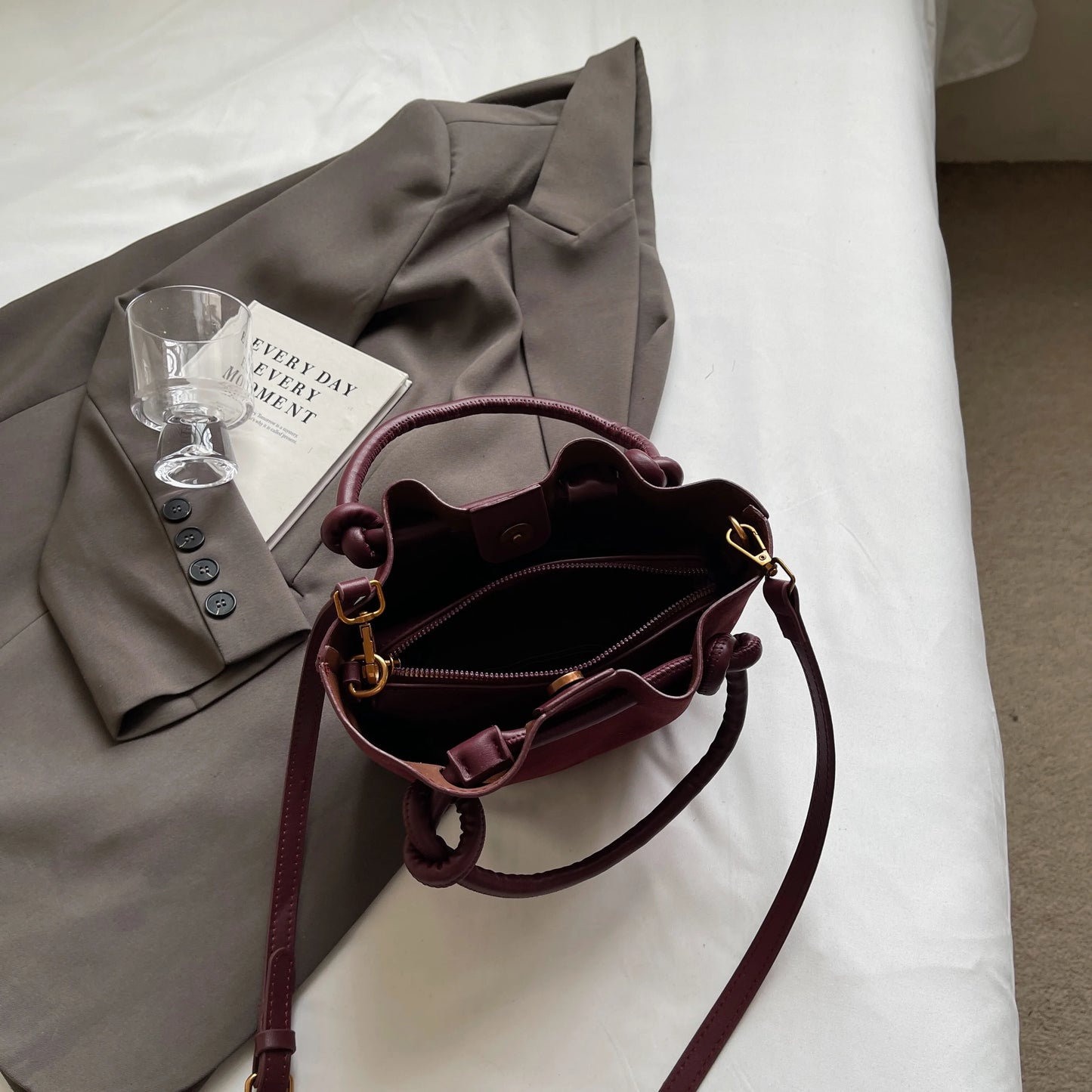 Torebka zamszowa marszczona z rączkami i paskiem