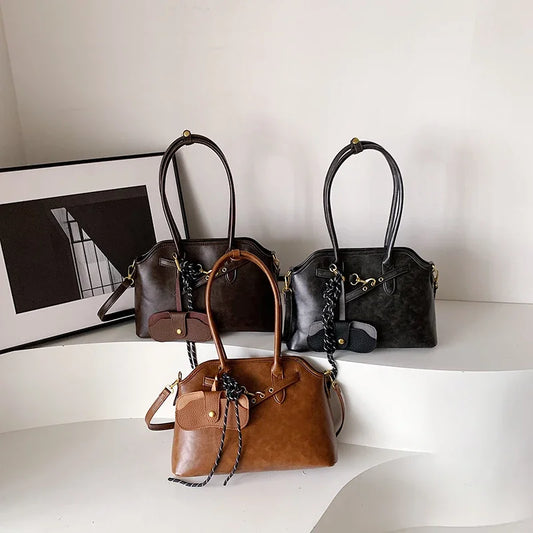 Skórzana torebka z regulowanym paskiem