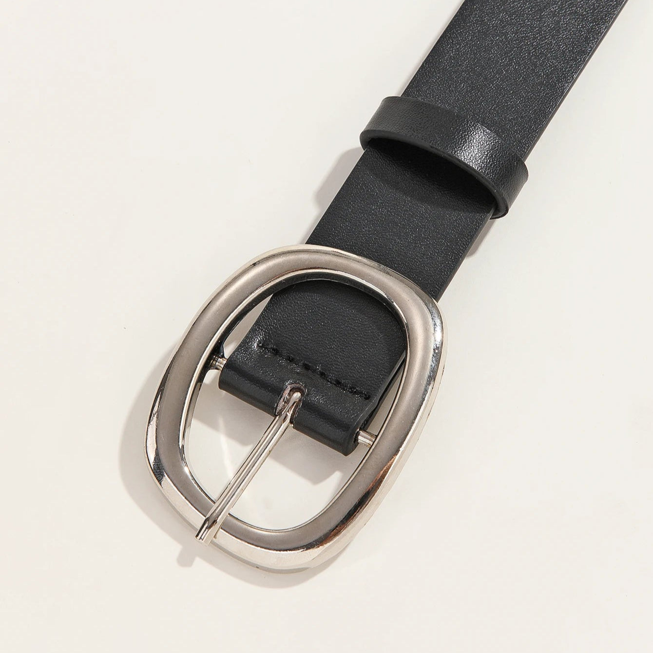 Czarny pasek z nieregularną srebrną klamrą