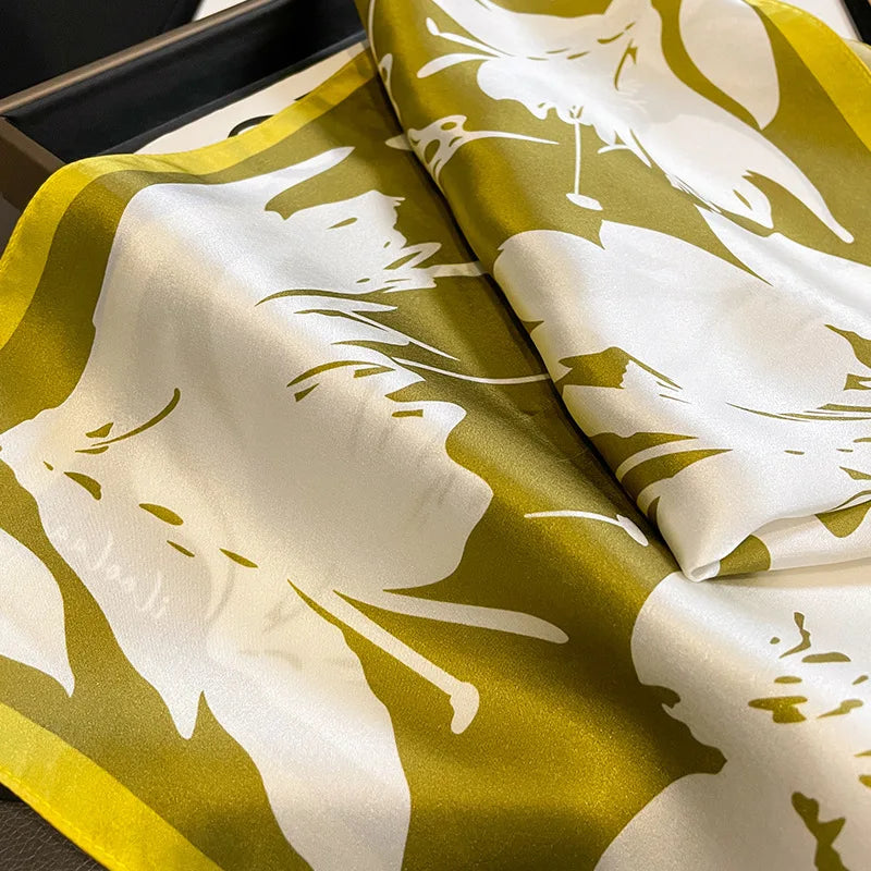 Jedwabna zielona chusta w motyle i kwiaty