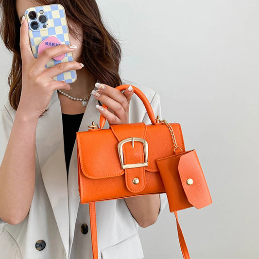 Modna torebka na ramię z ozdobną klamrą