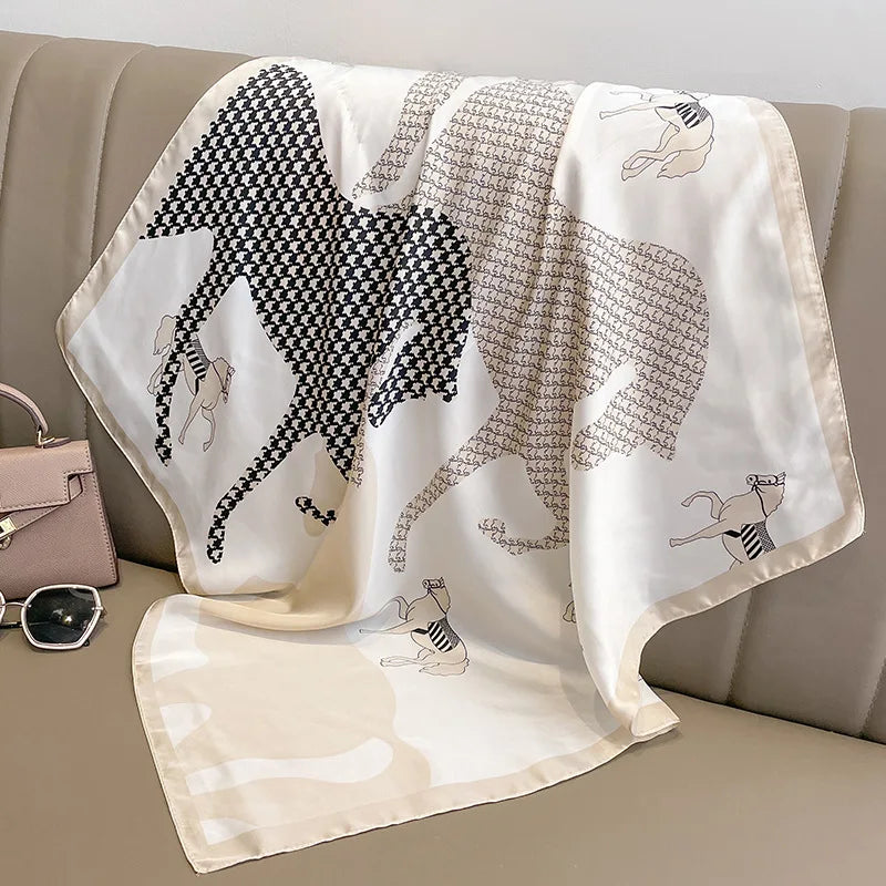 Satynowa chusta z motywem koni