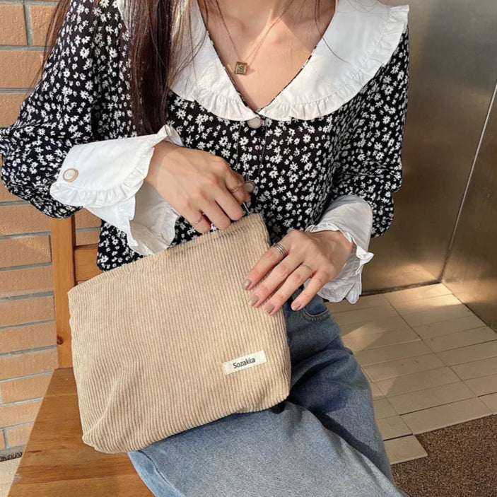 Prążkowana kosmetyczka na zamek