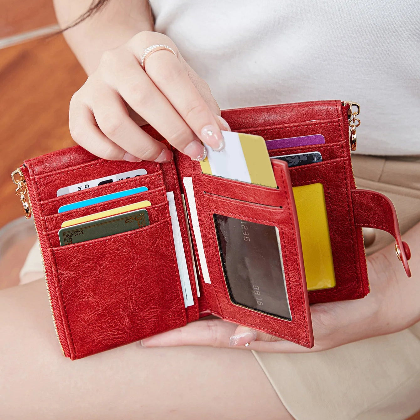 Minimalistyczny rozkładany portfel z odpinanym etui na karty