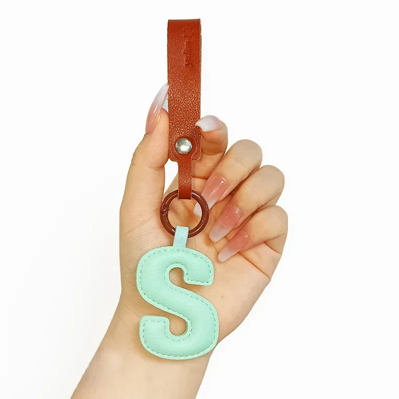 Skórzana zawieszka kolorowa literka