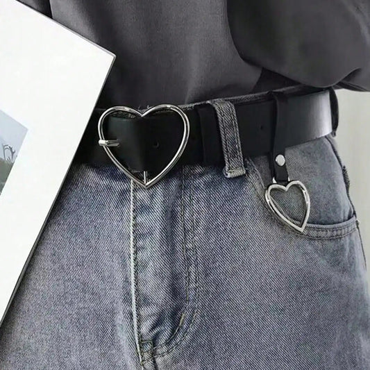 Czarny pasek z ozdobną klamrą serduszkiem