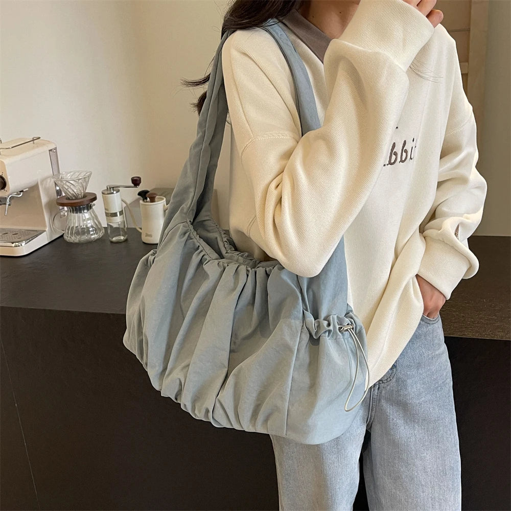 Nylonowa torebka na ramię z marszczeniem