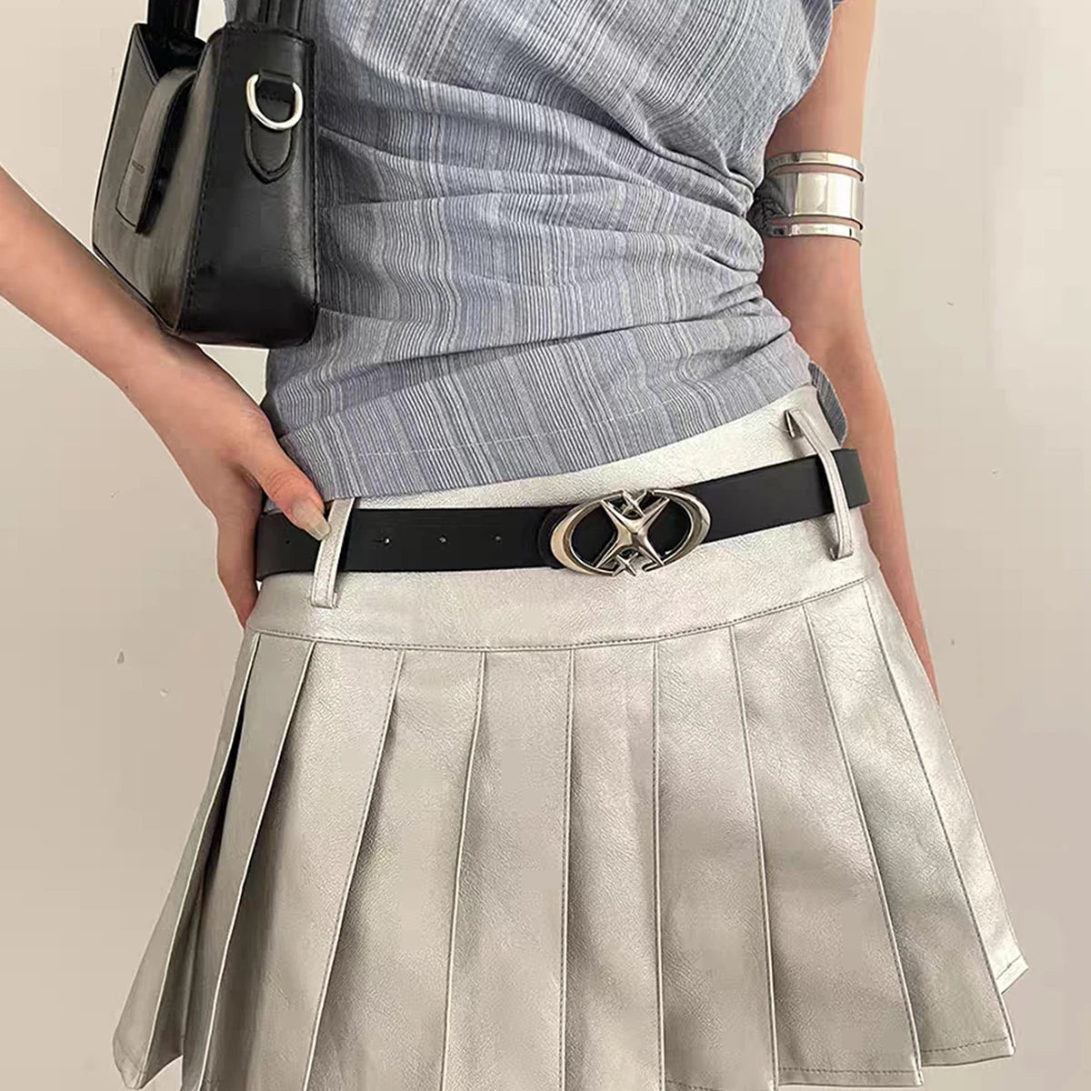 Pasek z dużą ozdobną klamrą gwiazdą w stylu Y2K