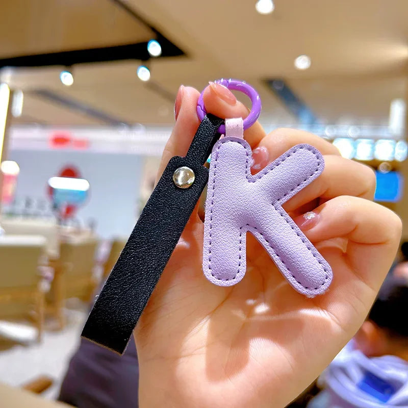 Skórzana zawieszka kolorowa literka