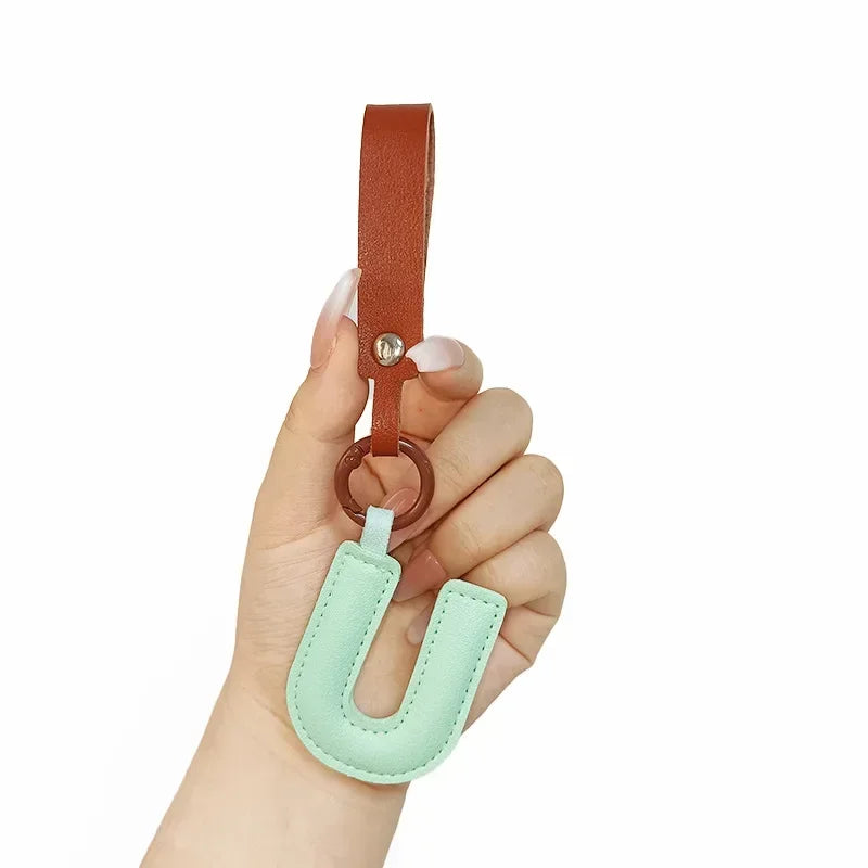 Skórzana zawieszka kolorowa literka