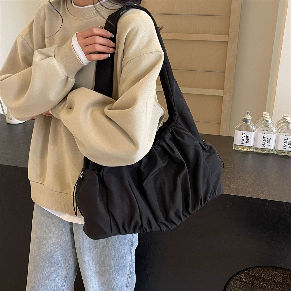 Nylonowa torebka na ramię z marszczeniem