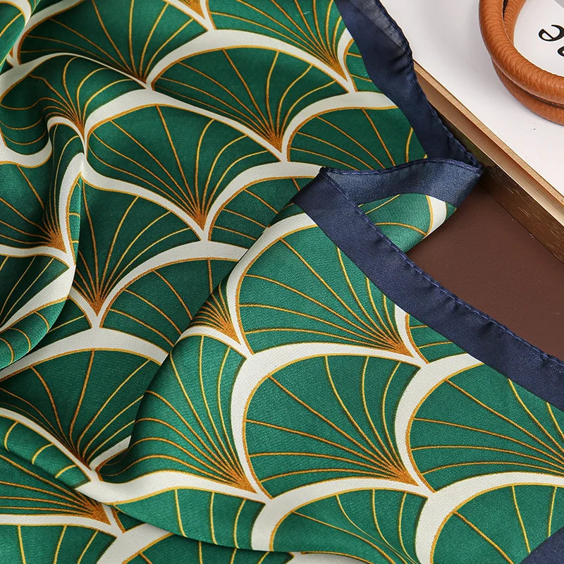 Wzorzysta satynowa chusta