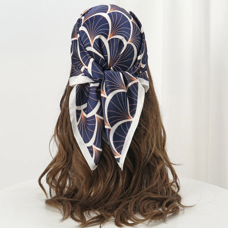 Wzorzysta satynowa chusta