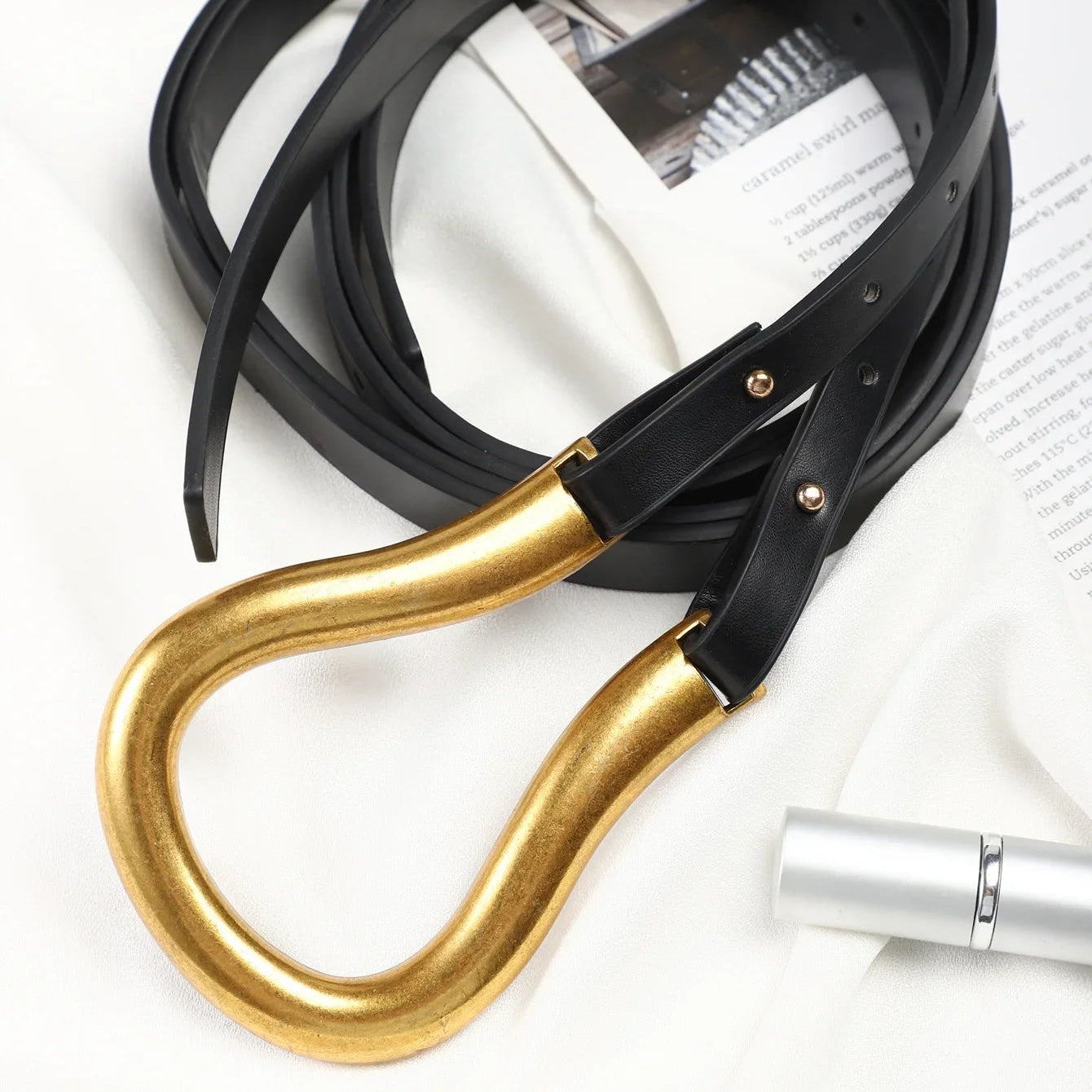 Ozdobny pasek z klamrą w kształcie podkowy